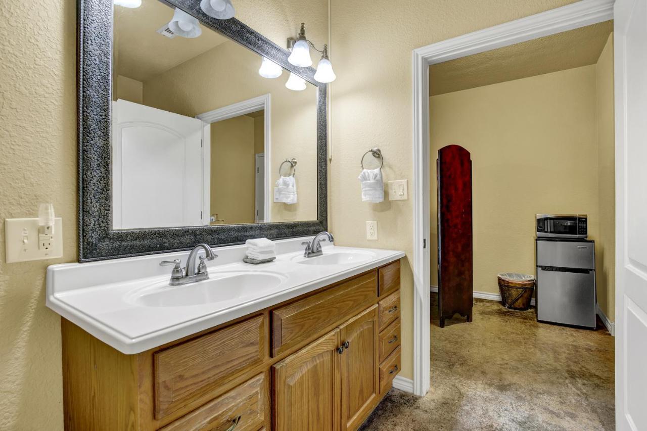 פרדריקסברג Romantic Oasis With Hot Tub Near Fred And Wineries! מראה חיצוני תמונה